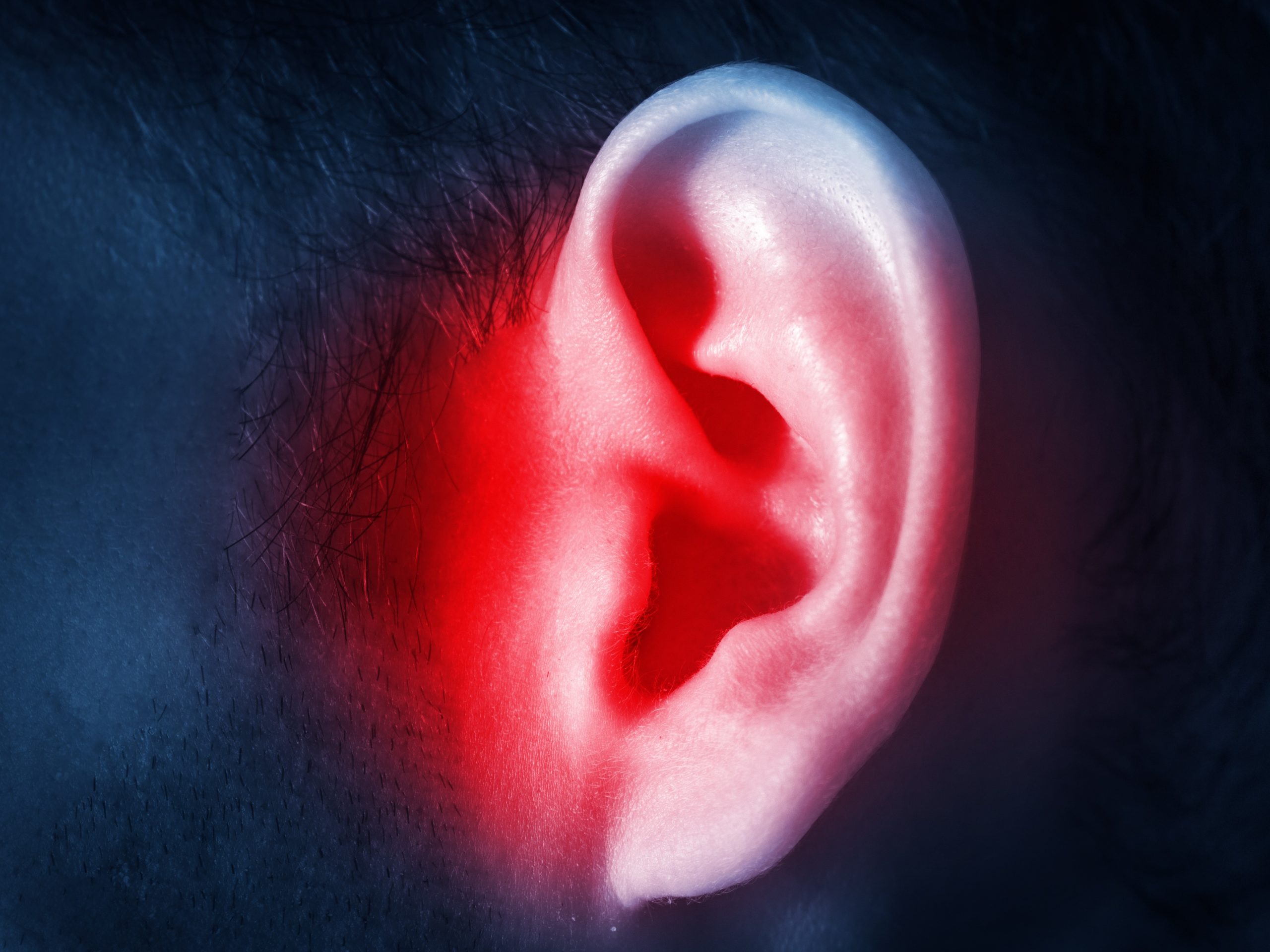 Verspannungen im Kopfbereich infolge von Bruxismus können zu Tinnitus (Ohrensausen) führen